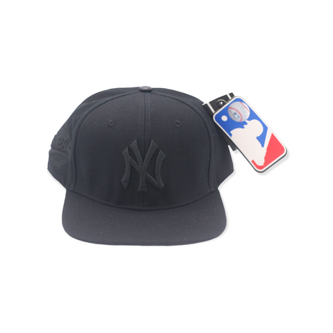 PRO STANDARD TRIPLE BLACK YANKEES SNAPBACK